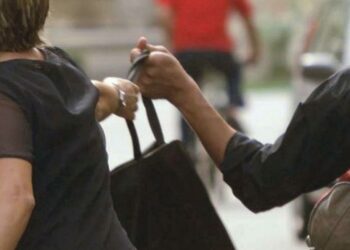 Teverola, scippata in strada all’uscita del supermercato: in due arrestati dopo un breve inseguimento