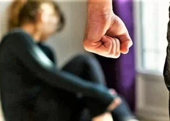 Villa Literno, picchia e minaccia di morte la moglie davanti al figlio piccolo: marito violento arrestato