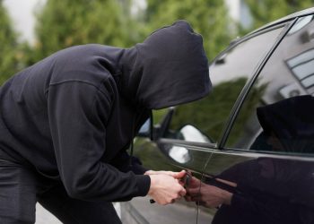 Furti auto, la situazione continua a peggiorare, uno su tre in Campania: ladri sempre più hi-tech