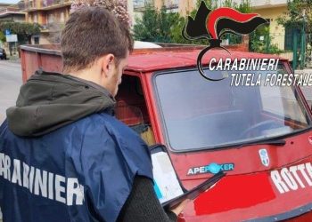 Aversa, trasporta quintali di rifiuti speciali illegalmente: denuncia e sequestro di un mini-van