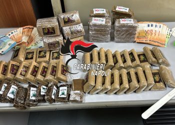 Pozzuoli, operazione antidroga dei carabinieri: 8 chili di hashish in casa, arrestati padre e figlio