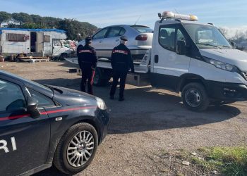 Qualiano, blitz dei Carabinieri al campo rom: sequestrati 11 veicoli