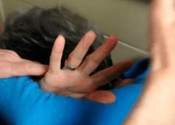Cercola, calci e pugni alla madre perché vuole i soldi: la donna esasperata va dai carabinieri e lo denuncia