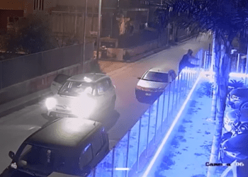 Casalnuovo, criminalità scatenata, individui sparano contro auto di una concessionaria (il video shock)
