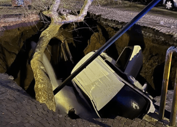 Tragedia sfiorata a Napoli, si apre voragine in strada, inghiotte auto con persone a bordo (Video)