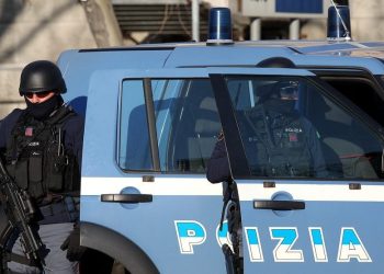 Terrore a San Giovanni a Teduccio, si barrica in casa e spara dal balcone: La polizia fa irruzione e lui si suicida (Foto)