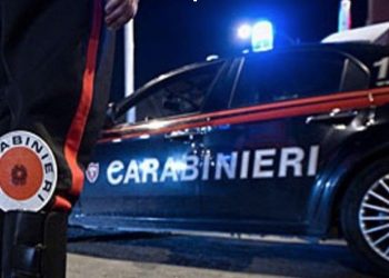 Bacoli, stalker armato di due coltelli si presenta sotto casa della ex: viene arrestato “in differita”
