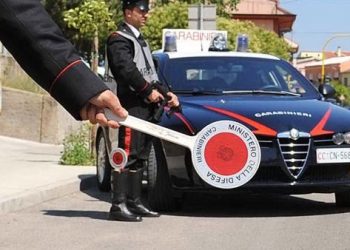 Qualiano, a 15 anni in scooter senza assicurazione e con tirapugni e coltello: denunciato