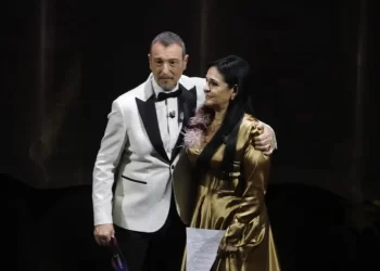 Sul palco di Sanremo la mamma di Giogiò, il giovane musicista ucciso a Napoli: applausi e commozione all’Ariston
