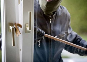 Giugliano, ladro catturato con in mano i gioielli appena rubati in un appartamento