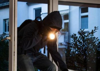 Melito, i residenti si accorgono di un tentativo di furto e chiamano il 112: ‘topo’ d’appartamento arrestato