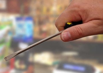 Acerra, gli rapina il cellulare e lo colpisce violentemente alla testa con un cacciavite: arrestato 36enne