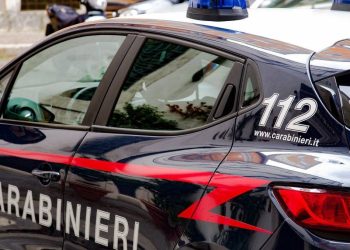 Sant’Antimo, scoperta dai figli con un altro uomo, li picchia e minaccia il marito con le forbici: arrestata
