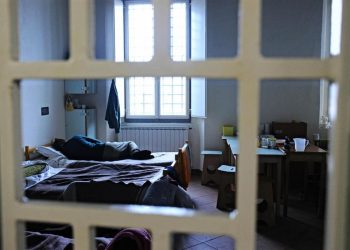 Blitz a Napoli, 30 arresti per introduzione di stupefacenti e cellulari in carcere