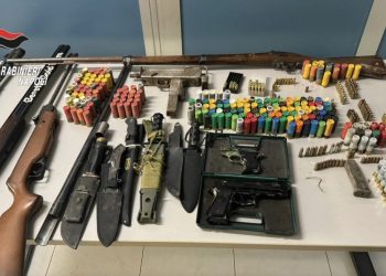 Blitz dei carabinieri tra Marano e Quarto, sequestrato un arsenale di armi e droga: un arresto e una denuncia
