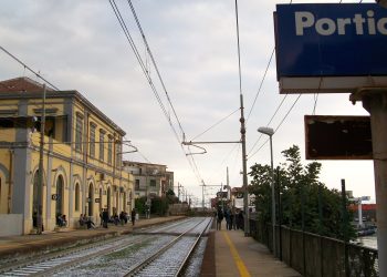 Portici, tragedia nella stazione: uomo investito e ucciso da un treno