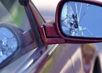 Tenta di raggirare un giovane con la truffa dello specchietto ma gli va male: 33enne denunciato