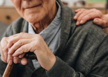 Portici, 81enne disabile segregato e picchiato per mesi dalla badante: in manette una 48enne (Video)