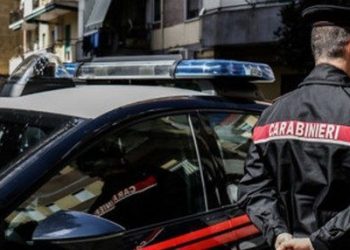 San Marcellino, gli perquisiscono casa e trovano numerose armi e oltre 300 dosi di droga: arrestato 54enne del posto
