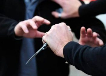 Qualiano, coltellate per uno sguardo di troppo al luna park: due 16enni feriti al braccio e alla schiena