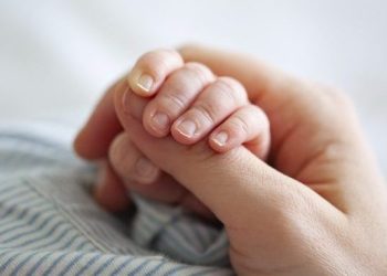 Capua, travaglio in auto e parto nel parcheggio della clinica: neonato e mamma in ottime condizioni