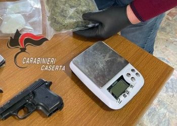 Nel casertano, in giro con quasi mezzo chilo di cocaina e una pistola: in manette 40enne