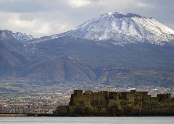 A Napoli torna la neve sul Vesuvio: ondata di gelo su tutta la Campania