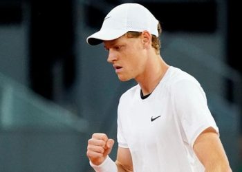 Tennis, Sinner, nonostante il dolore all’anca, rimonta e batte il russo Khachanov