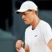 Tennis, Sinner, nonostante il dolore all’anca, rimonta e batte il russo Khachanov