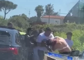 Vigile pestato a sangue all’uscita di Varcaturo: Tre arresti, coinvolto anche un familiare di un boss