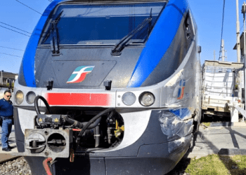 Santa Maria Capua Vetere, treno urta un furgone al passaggio a livello: tragedia sfiorata