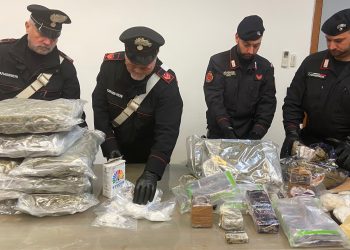 Castellammare di Stabia, blitz dei carabinieri, maxi-sequestro di droga e armi nel rione “Savorito” (Video)