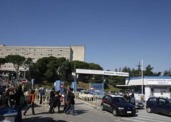 Napoli, lite all’ingresso del II Policlinico, accusa un malore poi si accascia a terra e muore