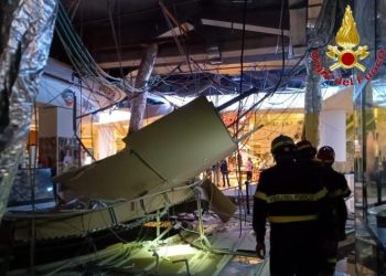 Tragedia sfiorata a Marcianise nel Centro commerciale Campania: crolla il controsoffitto panico tra i presenti