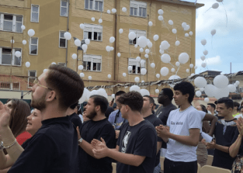 Aversa, nel cortile dell’IPSEOA R. Drengot, messa in suffragio di Alessio, studente investito da un treno