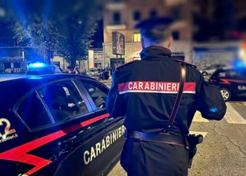 Mondragone, picchia violentemente la compagna, sulla pubblica via, anche davanti ai figli minori: 40enne arrestato