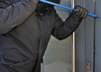 Portici, scoperto a scassinare garage, arrestato in flagrante 54enne di San Giorgio a Cremano