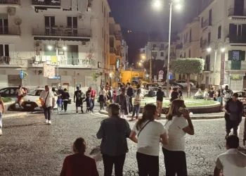 Terremoto Campi Flegrei, notte di insonnia per migliaia di persone: scuole chiuse in molti comuni
