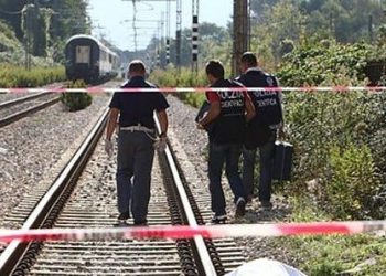 Travolto dal treno in corsa, un uomo muore sui binari tra Maddaloni e Caserta
