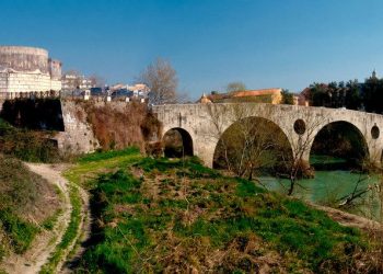 Una donna di Santa Maria Capua Vetere si getta giù dal Ponte Romano a Capua: salva per miracolo