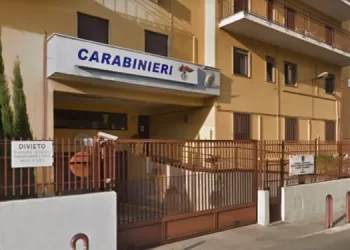 Aversa, botte all’ex, lei scappa, lui la raggiunge in caserma per minacciarla, arrestato 37enne