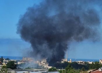 Barra, nuovo incendio all’ex campo rom di via Mastellone: colonna di fumo nero e acre sulla città