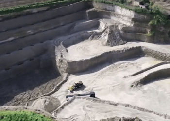 Napoli, tonnellate di rifiuti speciali e amianto sepolti nell’ex Cava Suarez da bonificare: un arresto