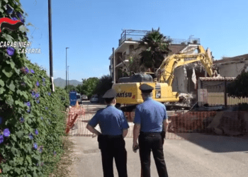 Nel casertano, arrivano le ruspe, demolito immobile della moglie del ras: edificato abusivamente (Video)