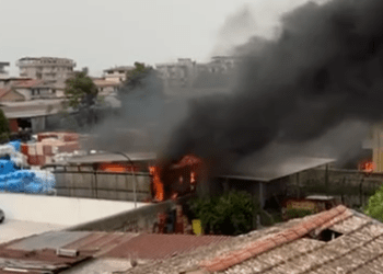 Nube nera sull’area nord di Aversa: incendio in un deposito edile di viale Europa (Video)