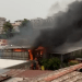Nube nera sull’area nord di Aversa: incendio in un deposito edile di viale Europa (Video)