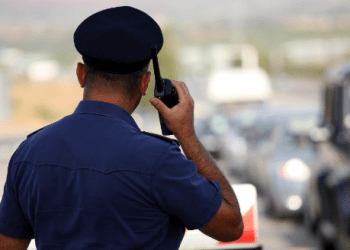 Cammina in stato confusionale con due bambini lungo l’autostrada: salvati dai poliziotti