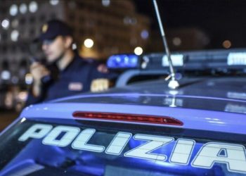 Agguato in un bar del centro storico di Napoli: panico tra i clienti, feriti due giovani, uno è grave