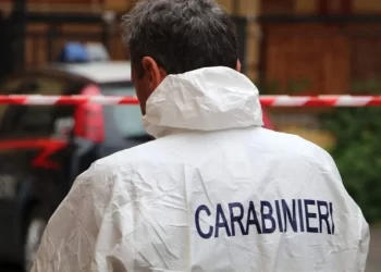 Mondragone, spara al fratello in petto, uccidendolo: È caccia all’uomo