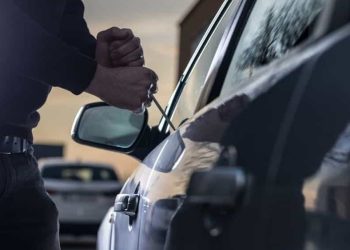 Casoria, tentano di rubare un’auto, ma arrivano i carabinieri: arrestati dopo un tentativo di fuga